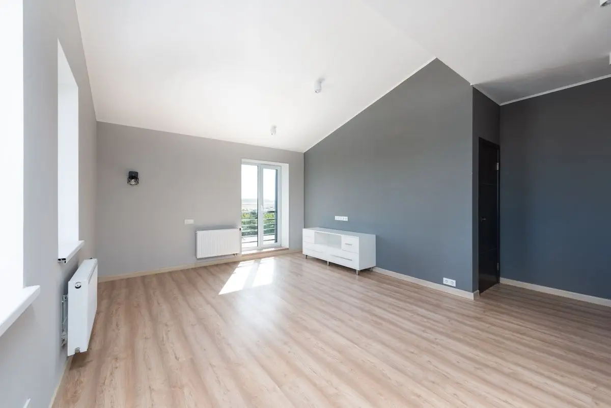 Apartamento nuevo sin amueblar con piso de madera y ventanales