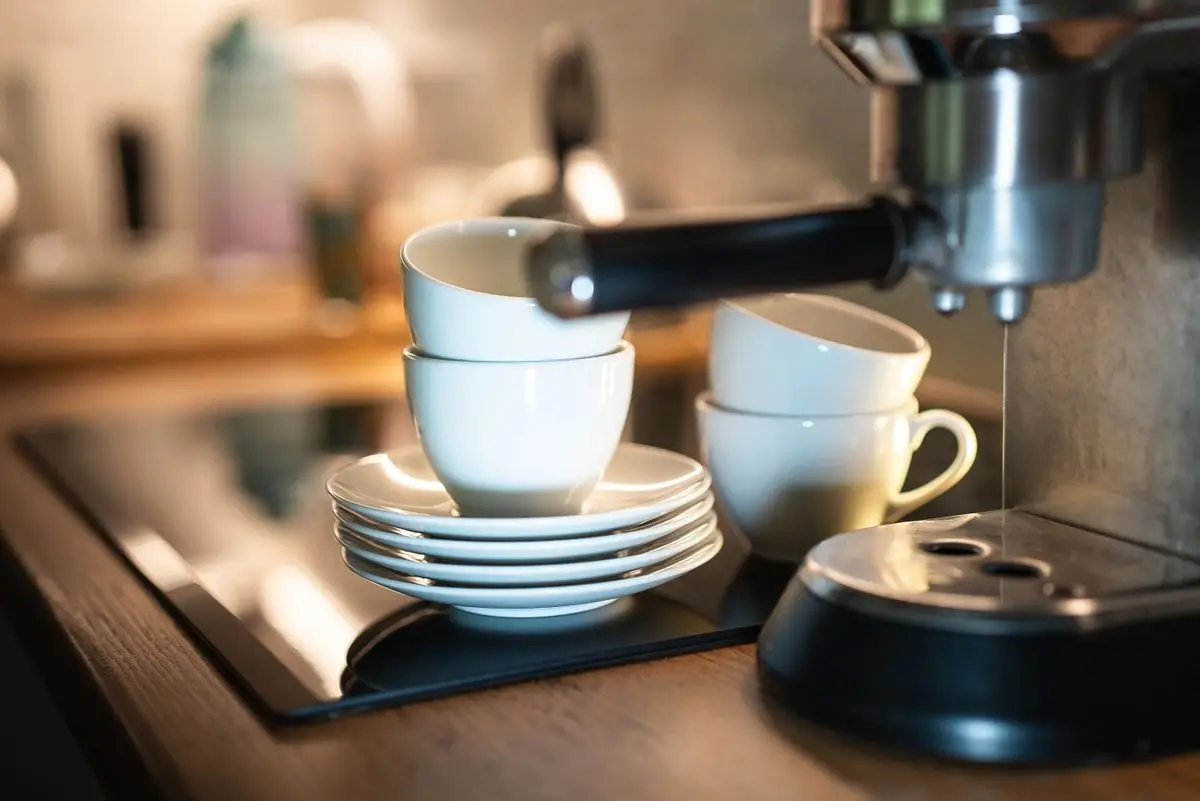 Máquina de espresso con tazas en una cocina