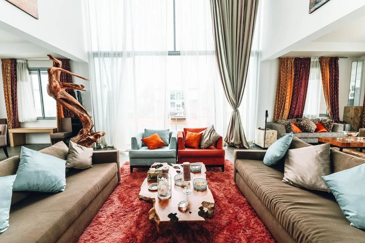 Sala con muebles modernos y decoración en madera