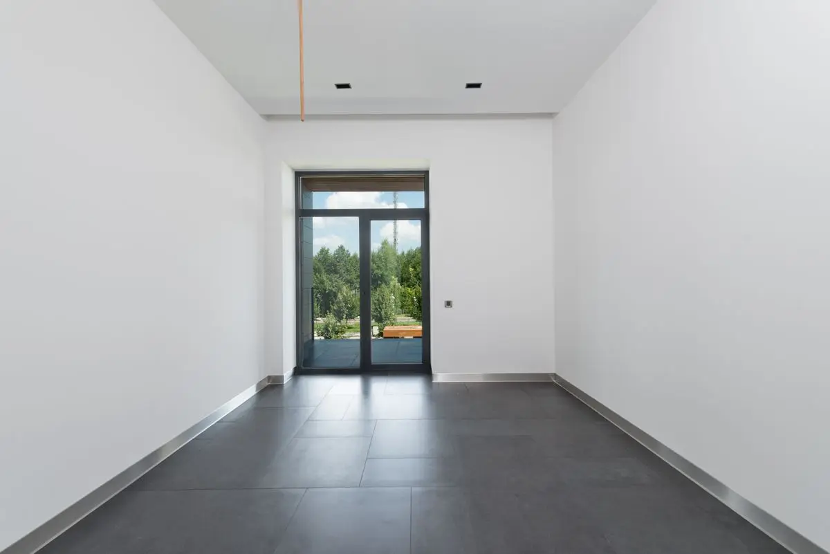 Ambiente con piso de baldosa de gran formato y paredes blancas