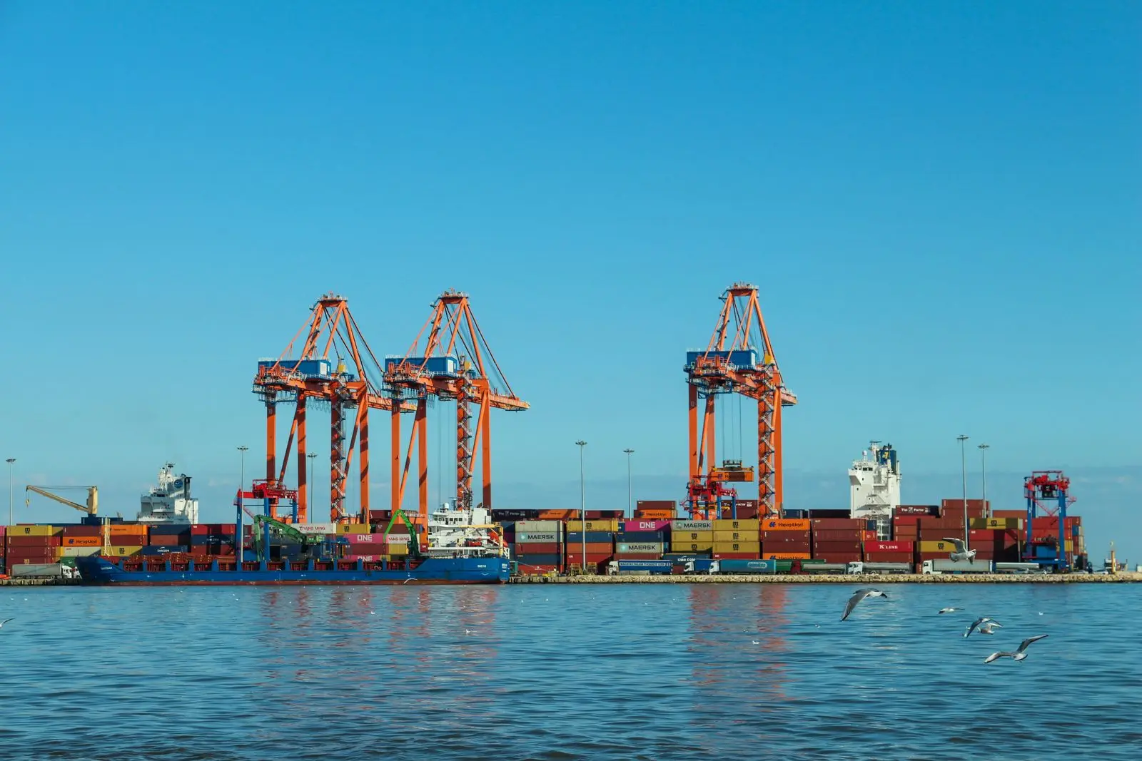 Puerto de contenedores con grúas y buques de carga